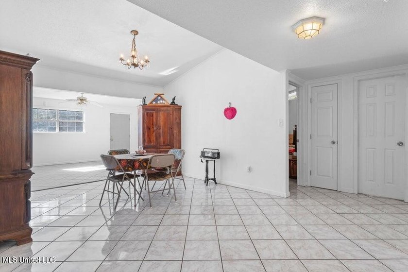 Wow! You'll LOVE this Rare Find in a NON-Flood Zone, Centrally - photo 31