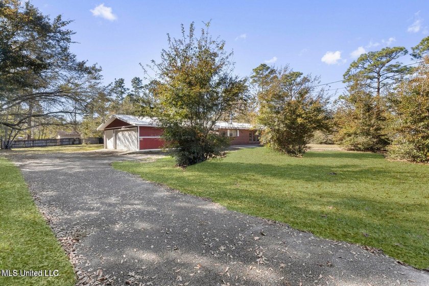 Wow! You'll LOVE this Rare Find in a NON-Flood Zone, Centrally - photo 37