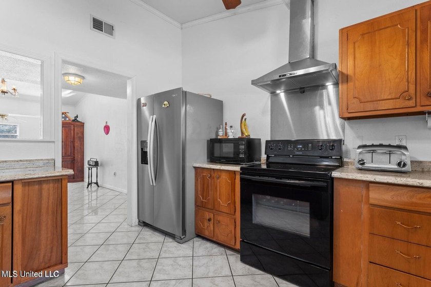Wow! You'll LOVE this Rare Find in a NON-Flood Zone, Centrally - photo 41
