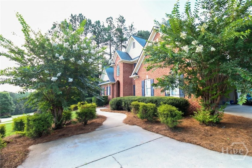 Welcome to this warm and inviting 4-bedroom, 3.5-bath home in - photo 4