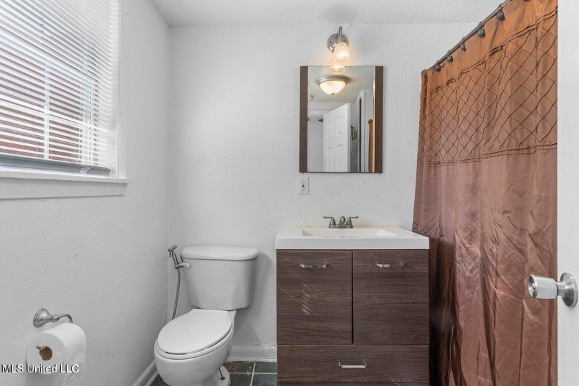 Wow! You'll LOVE this Rare Find in a NON-Flood Zone, Centrally - photo 47