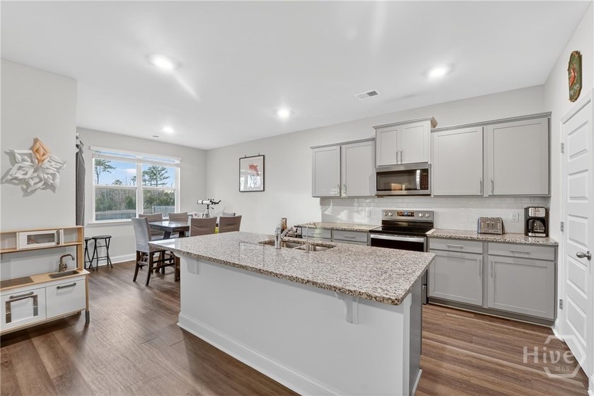 SELLER OFFERING $5,000 BUYER INCENTIVE! Beautifully maintained - photo 7