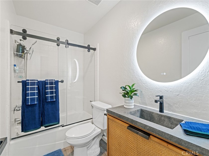 Welcome home to this spacious top-floor 2-bedroom, 2-bath - photo 12