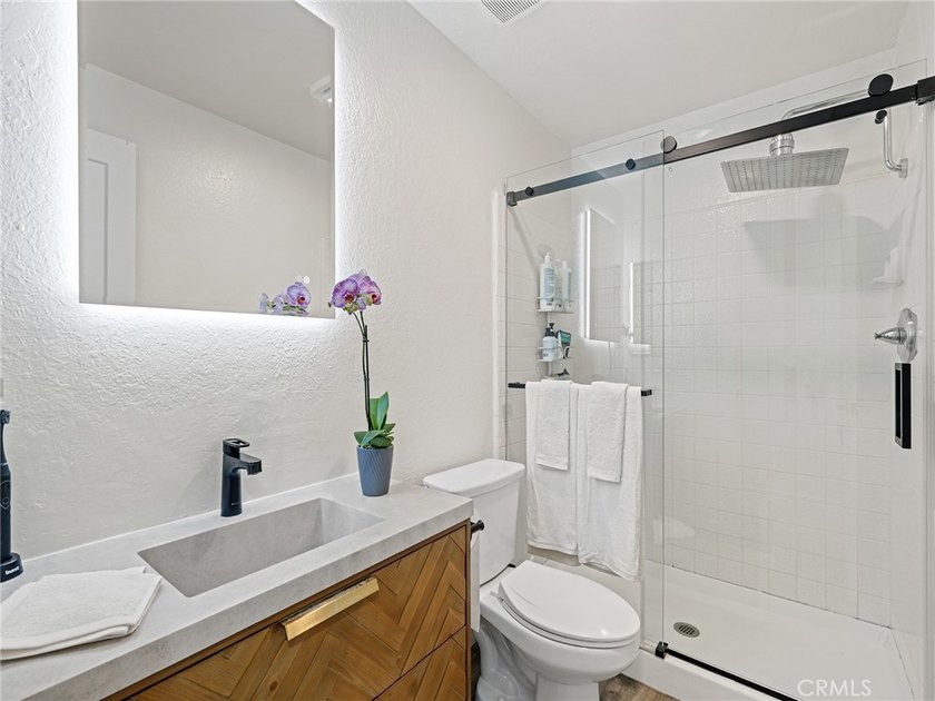 Welcome home to this spacious top-floor 2-bedroom, 2-bath - photo 15