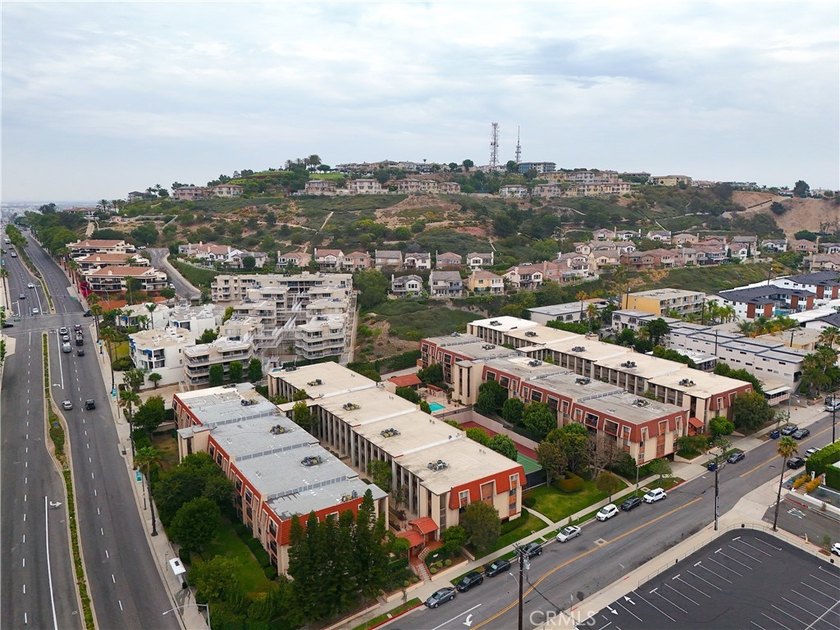 Welcome home to this spacious top-floor 2-bedroom, 2-bath - photo 27