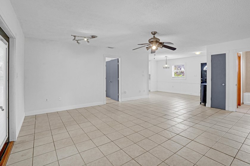 Pool home in Port St. Lucie, set just off Bayshore with easy - photo 12