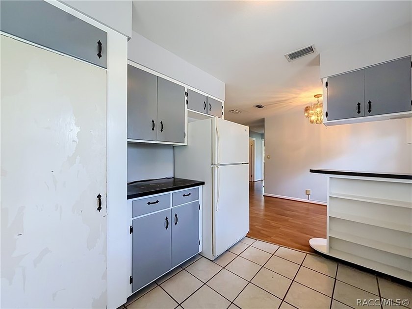 Charming 1953 Inverness home with City Convenience! Discover the - photo 20