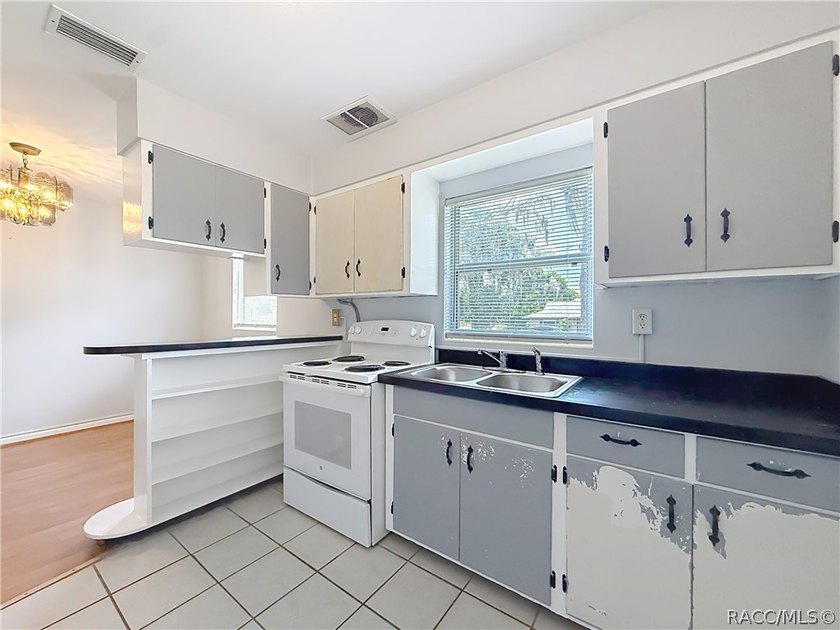 Charming 1953 Inverness home with City Convenience! Discover the - photo 21