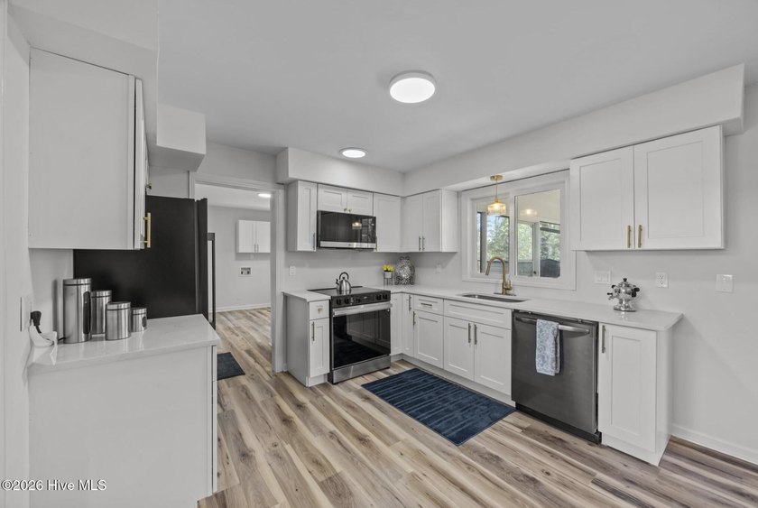 Lovely Fairfield Harbor ranch! This brick home has been - photo 2