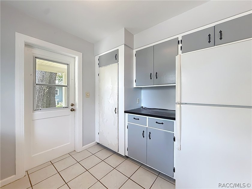 Charming 1953 Inverness home with City Convenience! Discover the - photo 22