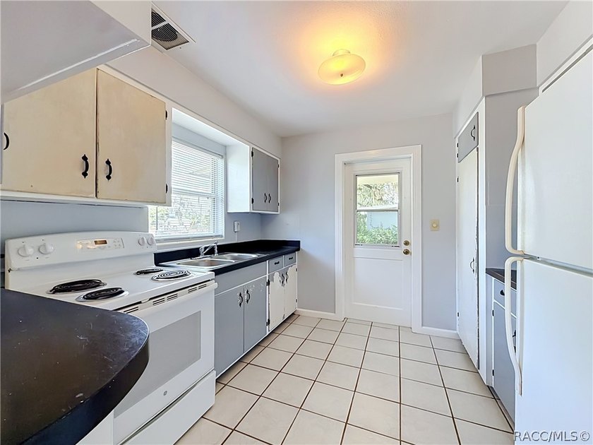 Charming 1953 Inverness home with City Convenience! Discover the - photo 23