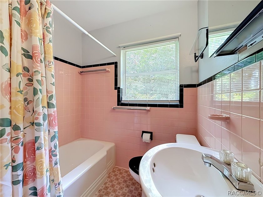 Charming 1953 Inverness home with City Convenience! Discover the - photo 25