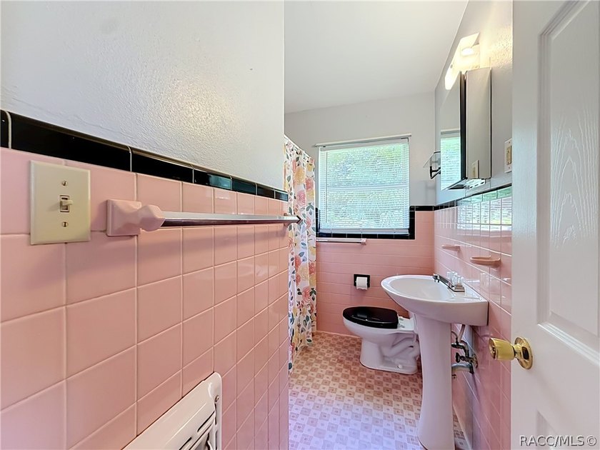 Charming 1953 Inverness home with City Convenience! Discover the - photo 26
