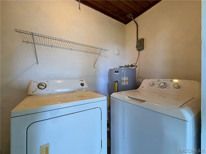 Charming 1953 Inverness home with City Convenience! Discover the - photo 33