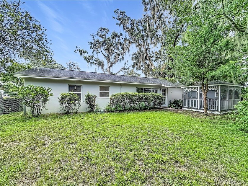 Charming 1953 Inverness home with City Convenience! Discover the - photo 39