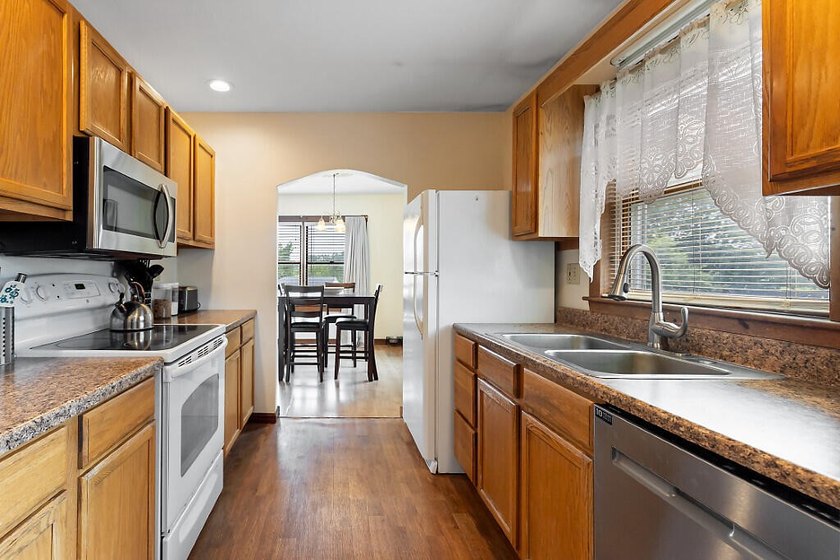 Charming 2000 ranch on a generous 0.33-acre lot, offering - photo 6