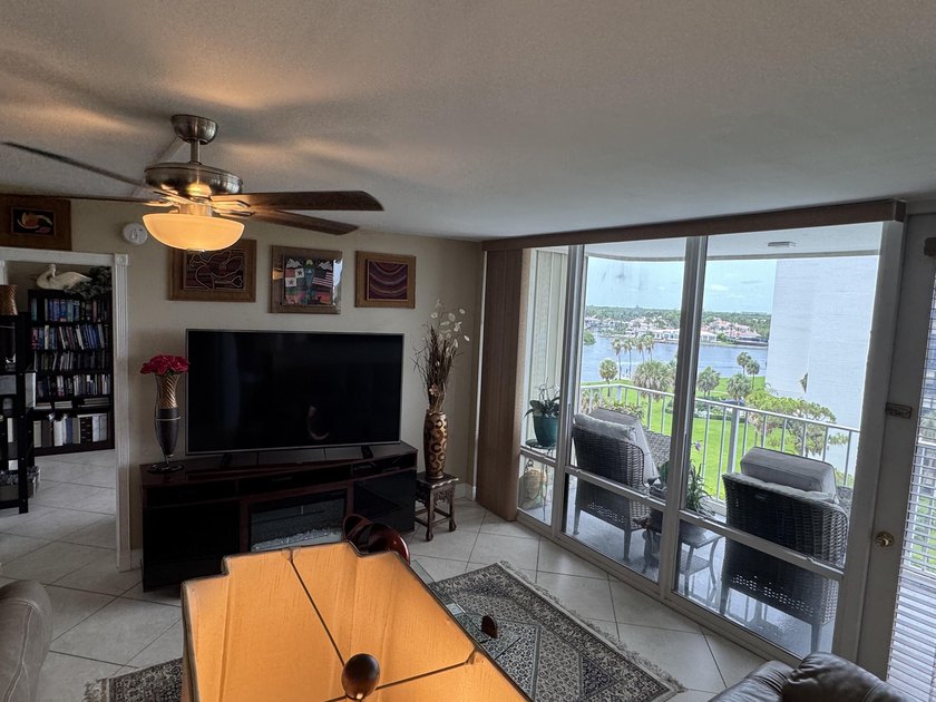 Welcome to this well-appointed 2/2 unit located in the Gemini in - photo 12
