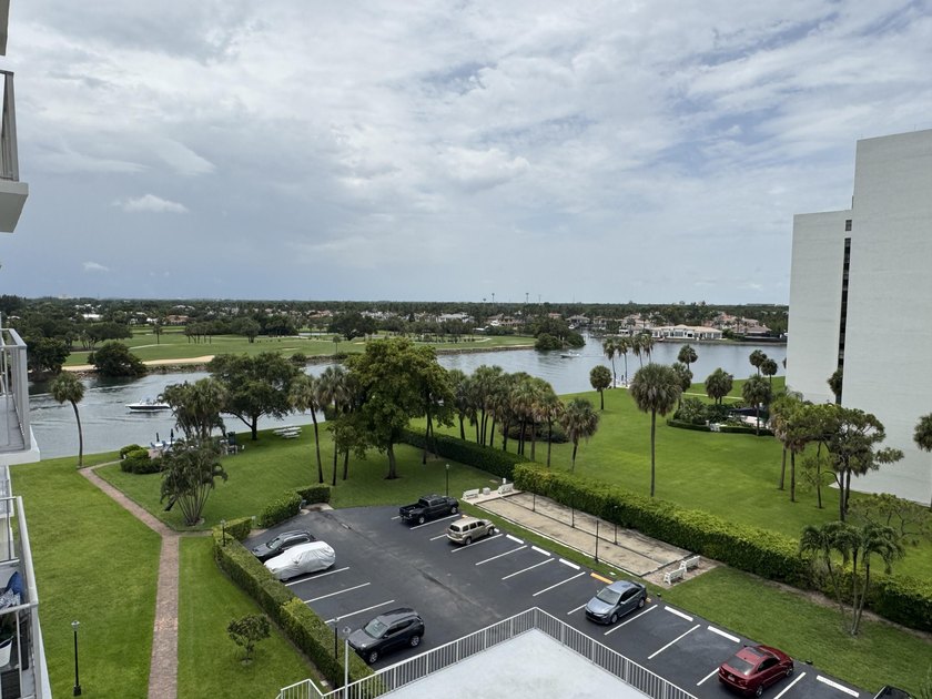 Welcome to this well-appointed 2/2 unit located in the Gemini in - photo 13