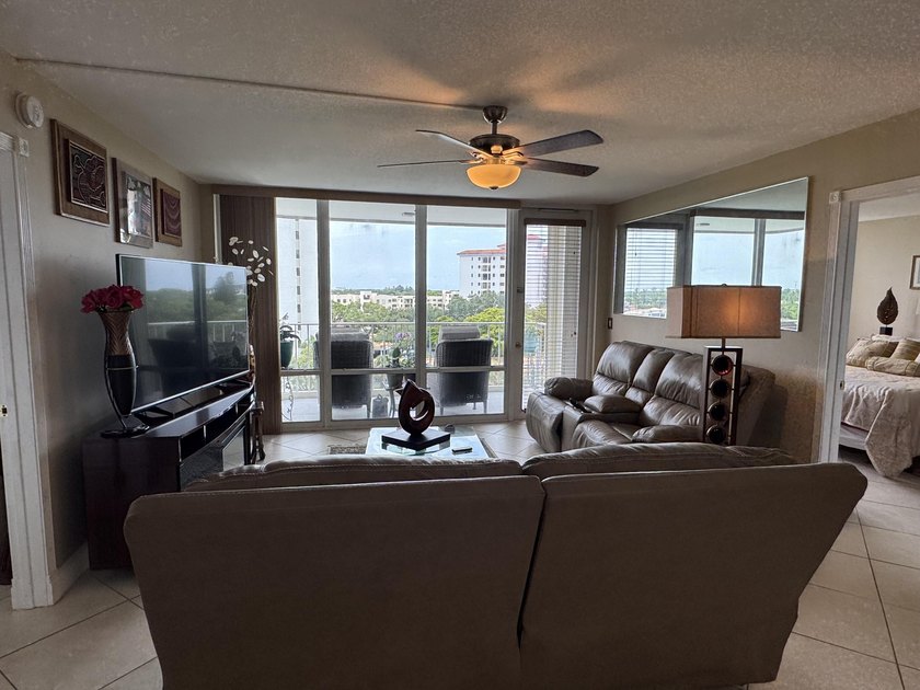Welcome to this well-appointed 2/2 unit located in the Gemini in - photo 15