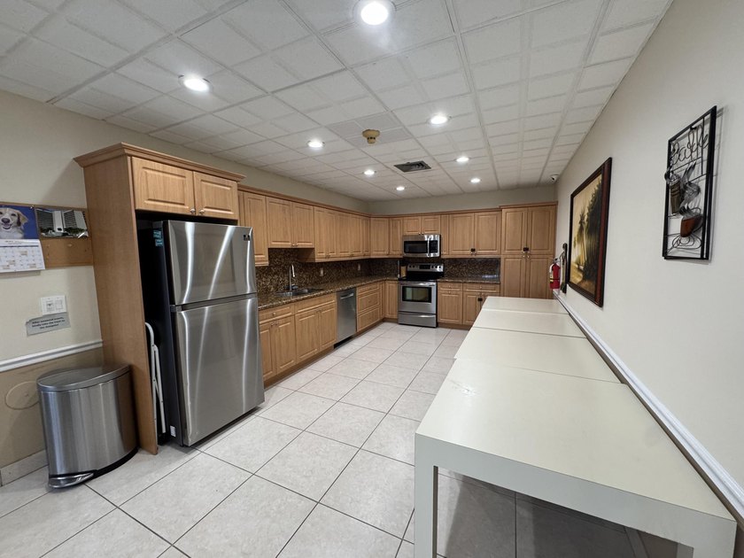 Welcome to this well-appointed 2/2 unit located in the Gemini in - photo 29