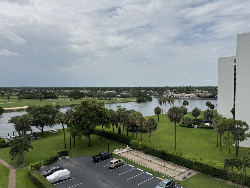 Welcome to this well-appointed 2/2 unit located in the Gemini in - photo 39