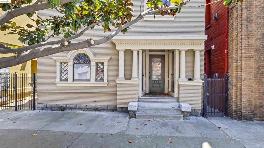 A 1909 Victorian fourplex in the heart of downtown Oakland - photo 13