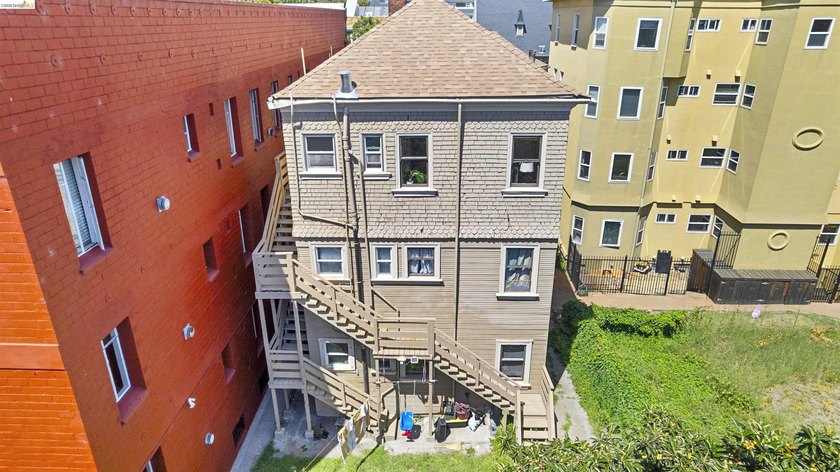 A 1909 Victorian fourplex in the heart of downtown Oakland - photo 14