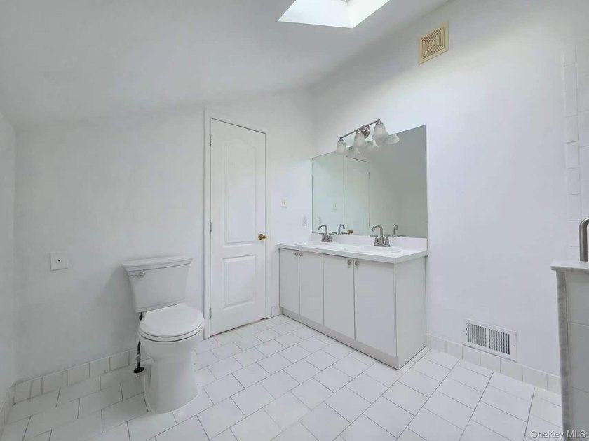 Two dwelling with 3200 interior sq footage. 2 bedroom unit - photo 12