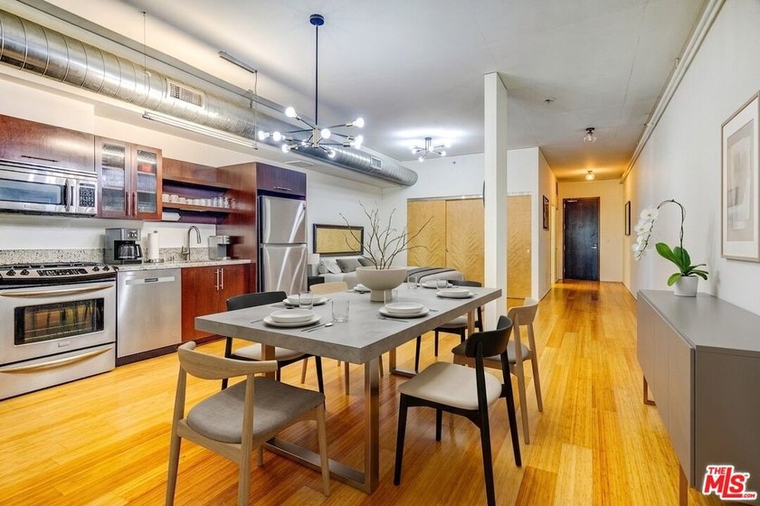 RARE fully loaded unit comes with 2 PARKING Spots, LARGE Storage - photo 4