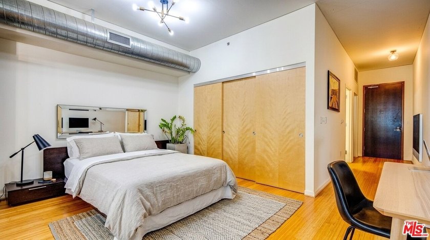 RARE fully loaded unit comes with 2 PARKING Spots, LARGE Storage - photo 9
