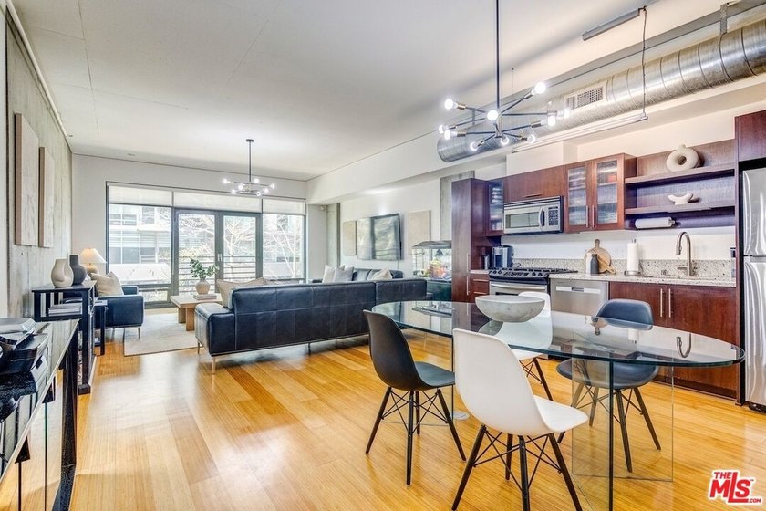 RARE fully loaded unit comes with 2 PARKING Spots, LARGE Storage - photo 10