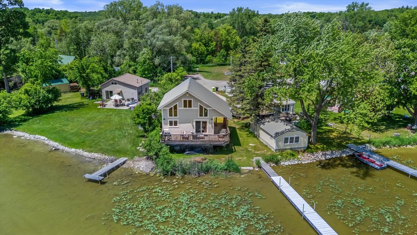 Lake life doesn't have to mean a huge house--just the perfect - photo 24