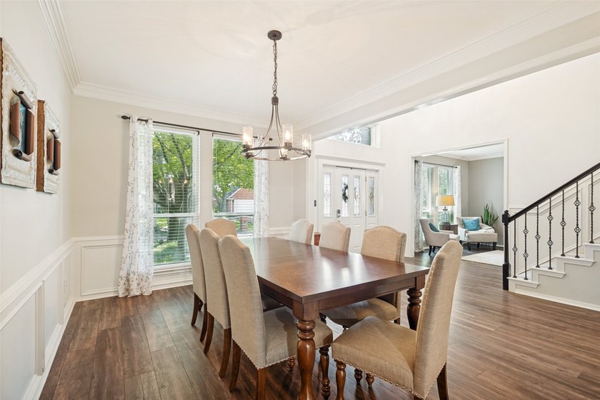 Motivated seller! With 5 oversized bedrooms, pool, top-tier - photo 4