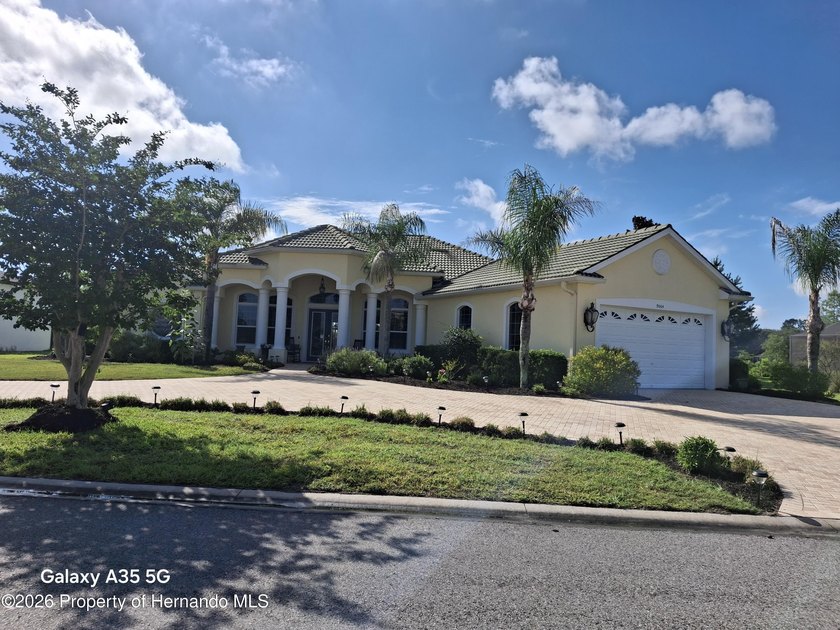 Welcome to this exceptional waterfront retreat, lovingly - photo 2