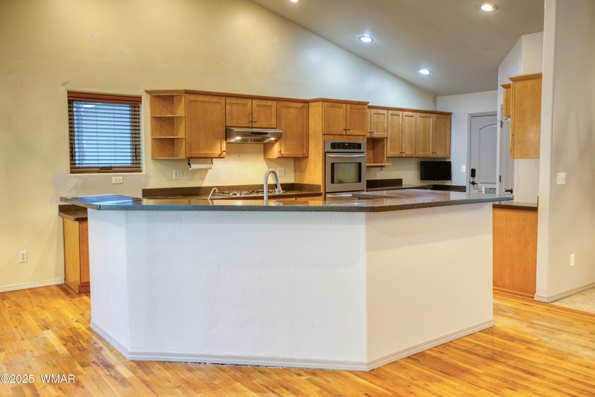 **NEW ROOF** Space, Privacy &amp; Versatility are key in this - photo 9