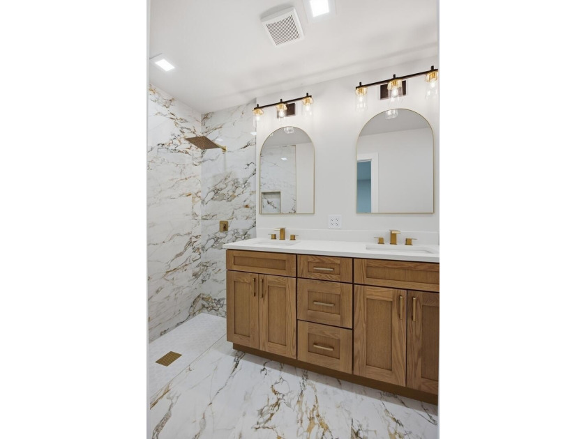 Beautifully redone 3-bedroom, 2-bath home on a desirable corner - photo 19
