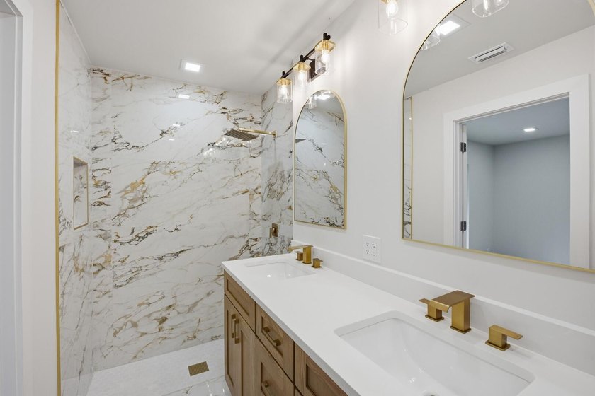 Beautifully redone 3-bedroom, 2-bath home on a desirable corner - photo 20