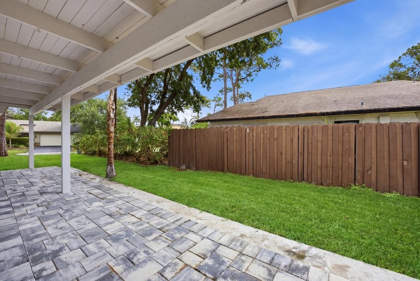 Beautifully redone 3-bedroom, 2-bath home on a desirable corner - photo 24