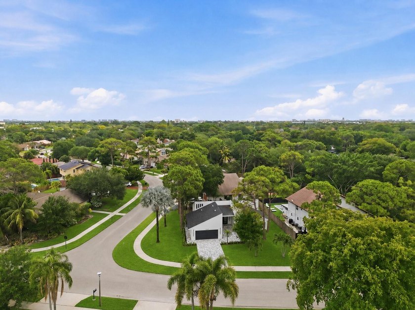 Beautifully redone 3-bedroom, 2-bath home on a desirable corner - photo 31