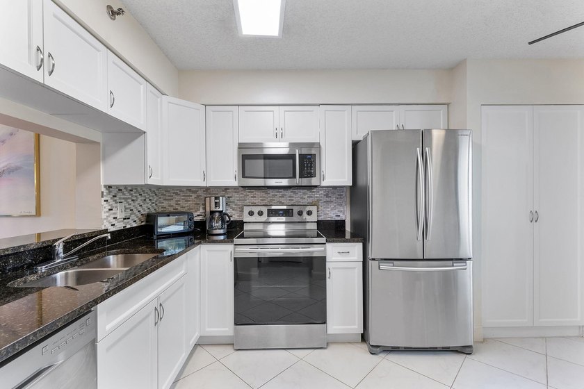 Beautifully updated condo in desirable Huntington Lakes - photo 11