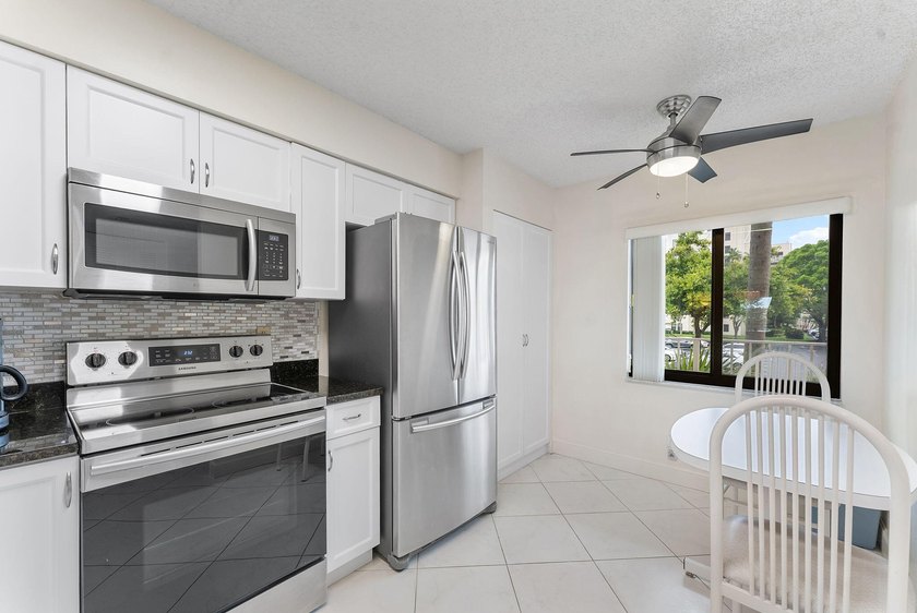Beautifully updated condo in desirable Huntington Lakes - photo 12
