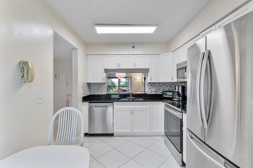 Beautifully updated condo in desirable Huntington Lakes - photo 13