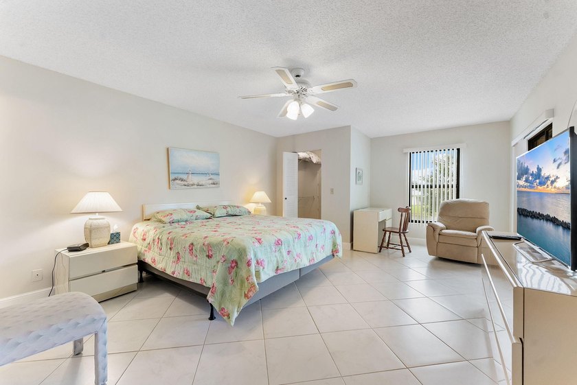 Beautifully updated condo in desirable Huntington Lakes - photo 15