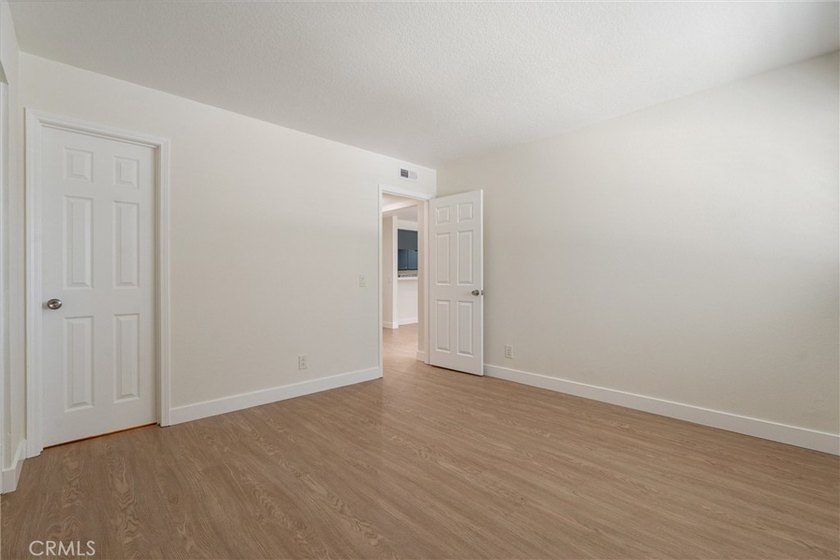 Freshly upgraded and centrally located, this wonderful condo - photo 17
