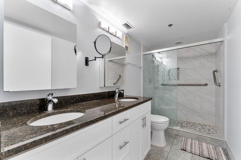 Beautifully updated condo in desirable Huntington Lakes - photo 17