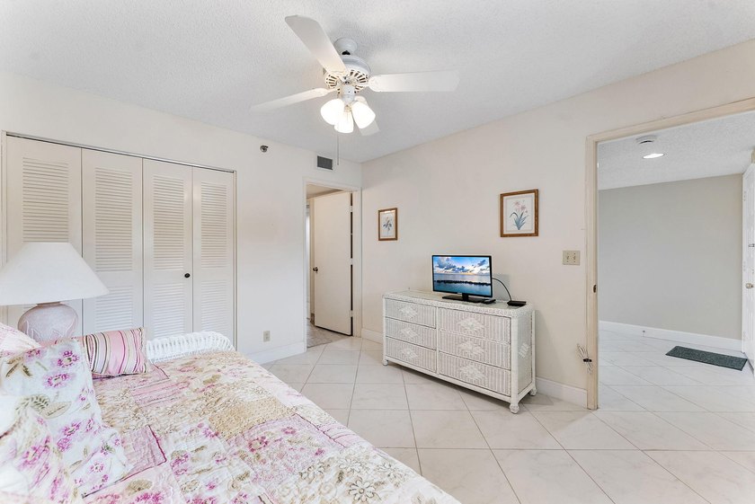 Beautifully updated condo in desirable Huntington Lakes - photo 18
