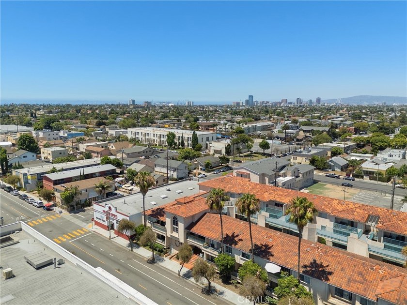 Freshly upgraded and centrally located, this wonderful condo - photo 23