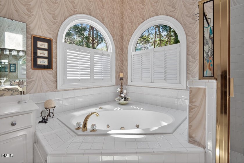 Welcome to this beautifully updated and meticulously maintained - photo 18