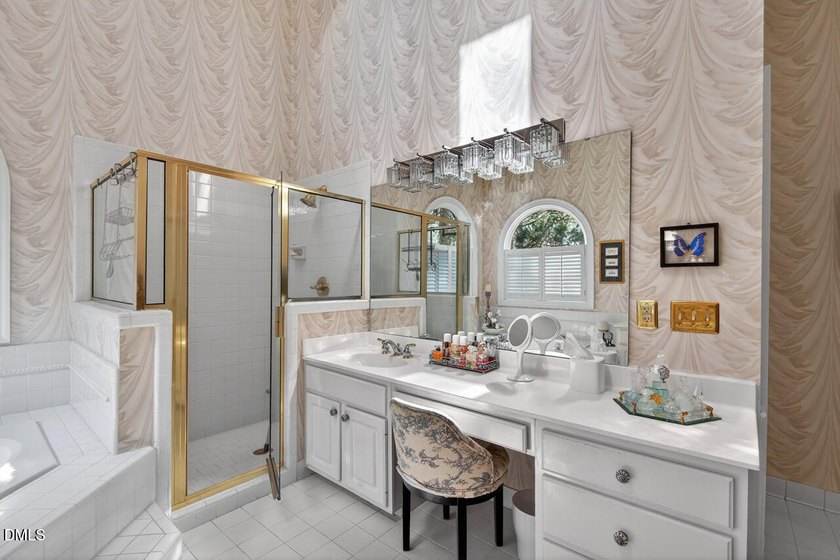 Welcome to this beautifully updated and meticulously maintained - photo 19
