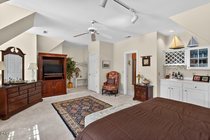 Welcome to this beautifully updated and meticulously maintained - photo 23